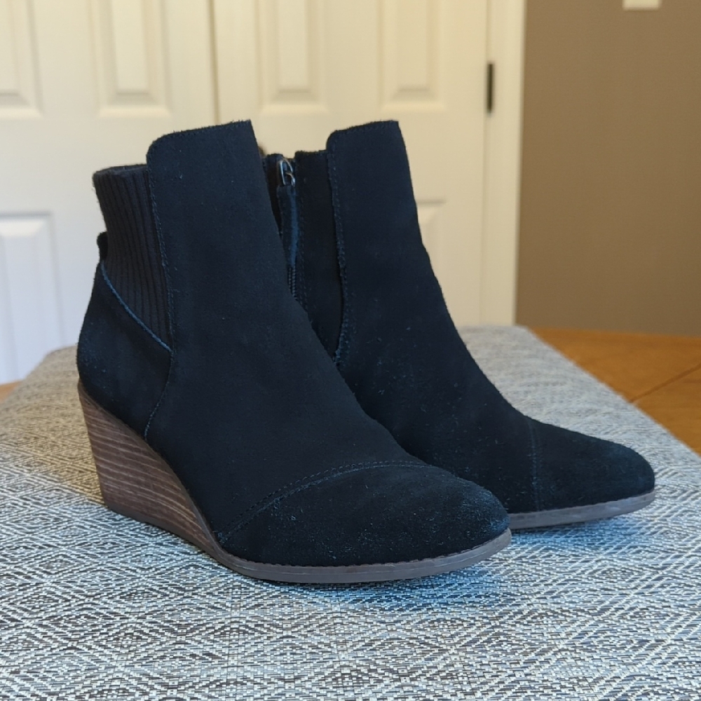 Toms Sadie Black Suede Ankle Wedge Booties - Picture 1 of 9